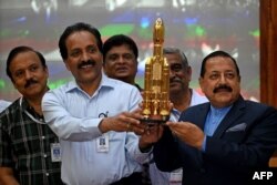 دانشمندان و کارشناسان سازمان پژوهش فضایی هند پرتاب موفقیت آمیز چاندرایان ۳ را جشن گرفتند - ۲۳ تیر ۱۴۰۲