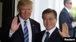 Los presidentes Donald Trump y Moon Jae-in, de Corea del Sur, saludan en la visita anterior del mandatario surcoreano el 30 de junio de 2017.