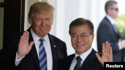 Rankont ant Prezidan Trump ak lidè Kore di Sid l,a Moon Jae-In, pandan yon vizit lidè sid-koreyen an tap fè Washington nan nwa mwa jen 2-017 la. (Foto REUTERS/Jim Bourg/File. In: Achiv): .