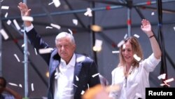 Andrés Manuel Lopez Obrador et sa femme Beatriz Gutierrez Muller, pendant un meeting populaire , Mexico, Mexique, le 1er juillet 2018. 