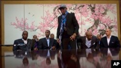 Dennis Rodman se levanta luego de que él y sus compañeros completaron una entrevista de televisión con CNN en Pyongyang.