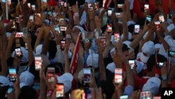 Orang-orang memotret dengan ponsel mereka sebelum Presiden Recep Tayyip Erdogan berpidato dalam demonstrasi di Istanbul (7/8). (AP/Emrah Gurel)