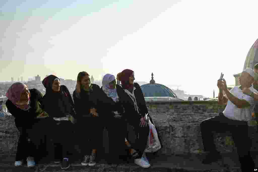 Berlatar pemandangan langit Istanbul, warga Turki menikmati hari pertama Idulfitri, Jumat pagi, 15 Juni 2018. (Foto:AP)