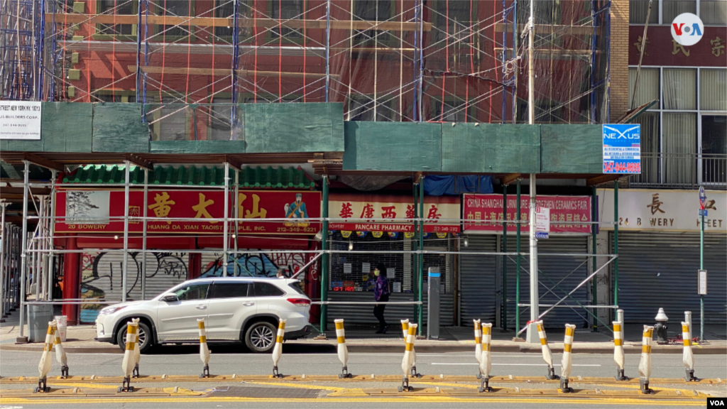 En Chinatown, el barrio chino de Nueva York, conocido por la afluencia de comensales en busca de precios baratos, apenas algunos comercios esenciales permanecen abiertos.&nbsp;