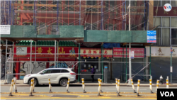 En Chinatown, el barrio chino de Nueva York, conocido por la afluencia de comensales en busca de precios baratos, apenas algunos comercios esenciales permanecen abiertos. 