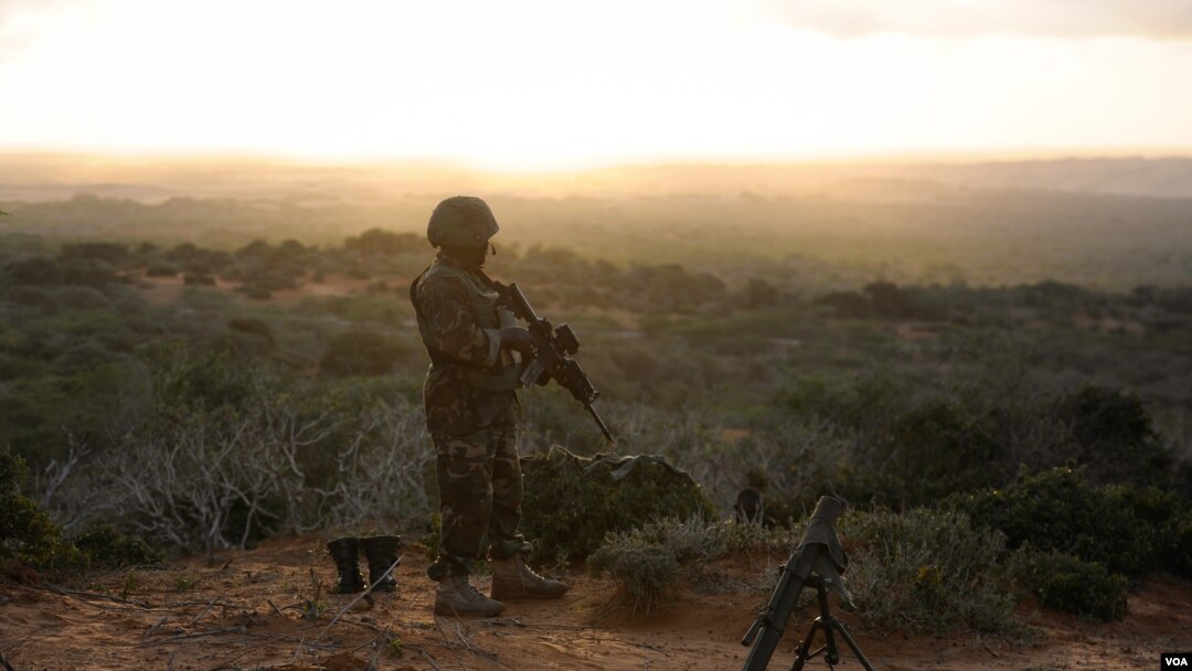 Seorang tentara berdiri di atas bukit mengawasi kota Barawe yang dikuasai militan al-Shabab di Somalia.