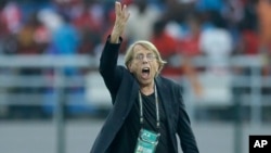 L'entraîneur du Congo, Claude LeRoy, donne des instructions à l'ouverture d'un match de la CAN à Bata, en Guinée Équatorial, le 17 janvier 2015.