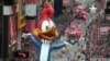 En esta foto de archivo del 23 de noviembre de 1995, un globo de Woody Woodpecker lidera una fila de otros globos y flota en Times Square de Nueva York durante el 69° desfile anual del Día de Acción de Gracias de Macy's.