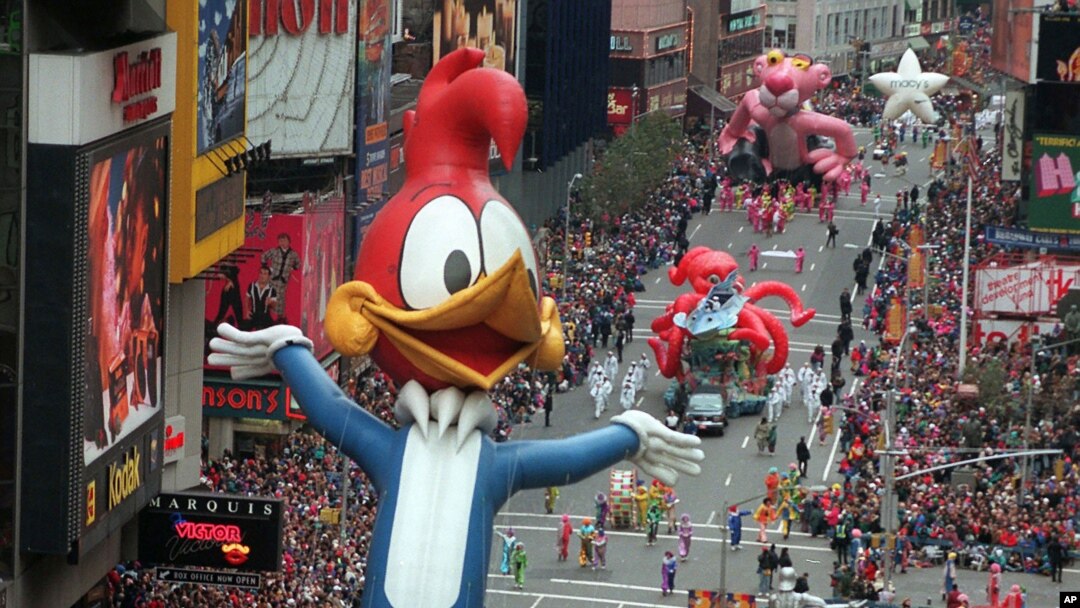 En esta foto de archivo del 23 de noviembre de 1995, un globo de Woody Woodpecker lidera una fila de otros globos y flota en Times Square de Nueva York durante el 69° desfile anual del Día de Acción de Gracias de Macy's.