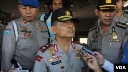 Kapolda Jawa Timur Irjen Pol.Unggung Cahyono memberi keterangan terkait penyergapan teroris di Tulungagung, Jawa Timur. (VOA/Petrus Riski)