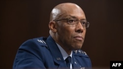 被提名为美国参谋长联席会议主席的美国空军上将查尔斯·布朗在国会山参议院军事委员会针对他的提名举行的听证会上作证。(2023年7月11日)