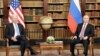 Banderas de Estados Unidos y Suiza en el jardín frente a la villa La Grange, un día antes de la reunión del presidente estadounidense Joe Biden y el presidente ruso Vladimir Putin en Ginebra.