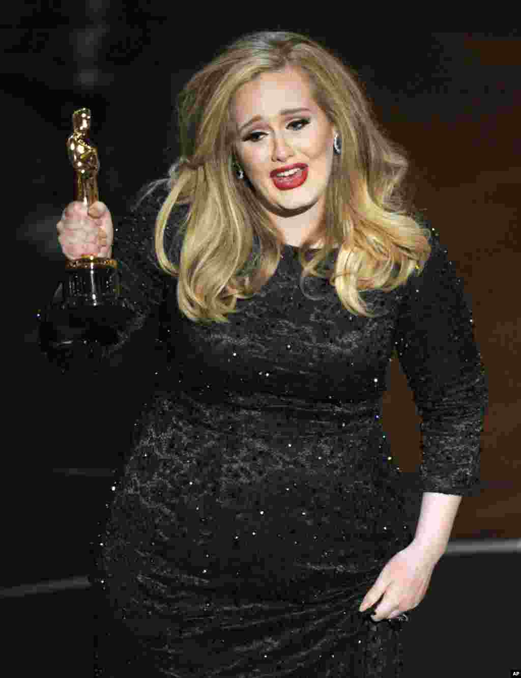 La cantante Adele acepta el Premio Oscar por el Mejor Tema Original &quot;Skyfall&quot; para la pel&iacute;cula del mismo nombre. 