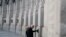 El presidente Joe Biden y la primera dama Jill Biden visitan el Monumento Nacional a la Segunda Guerra Mundial para conmemorar el 80 aniversario del ataque japonés a Pearl Harbor, en Washington DC, el 7 de diciembre de 2021.