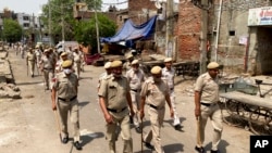 بھارت کی ریاست راجستھان کے شہر جودھپور میں عیدگاہ کے قریب مذہبی پرچم لہرانے پر دو گروہوں میں تصادم ہوا , جس کے نتیجے میں چار پولیس اہلکاروں سمیت 16 افراد زخمی ہوگئے ۔