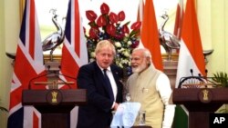 အိႏၵိယႏိုင္ငံကိုေရာက္ေနတဲ့ ၿဗိတိန္ဝန္ႀကီးခ်ဳပ္ Boris Johnson နဲ႔ အိႏၵိယဝန္ႀကီးခ်ဳပ္ Narendra Modi တို႔ ႏွစ္ႏိုင္ငံသေဘာတူစာခ်ဳပ္ေတြ လက္မွတ္ထိုးၿပီး သတင္းစာရွင္းလင္းပြဲျမင္ကြင္း။ (ဧၿပီ ၂၂၊ ၂၀၂၂) 
