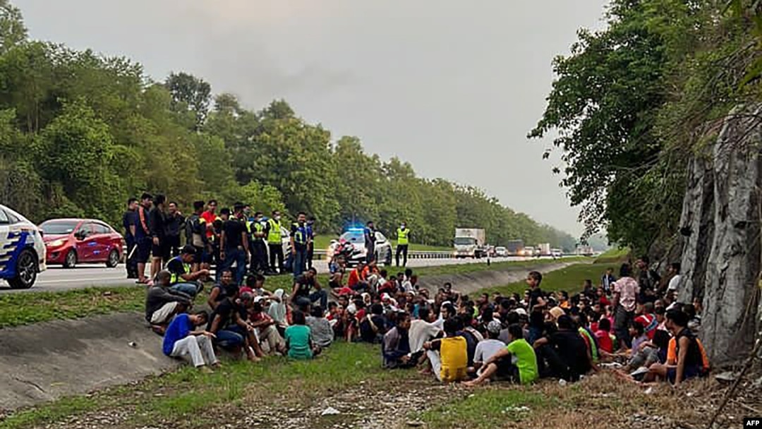 Pengungsi Rohingya, yang melarikan diri dari depot sementara Sungai Bakap milik Imigrasi Malaysia. (Foto: via AP)