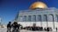 Pasukan keamanan Israel saat bentrok dengan pengunjuk rasa Palestina di kompleks Masjid al-Aqsha, yang dikenal oleh umat Islam sebagai Tempat Suci dan bagi orang Yahudi sebagai Temple Mount, di Kota Tua Yerusalem 15 April 2022. (Foto: REUTERS/Ammar Awad)