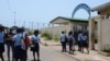 Des élèves devant une école le 12 mars 2015 à Libreville au Gabon, lors d'une grève générale déclenchée par les syndicats. (Photo CELIA LEBUR / AFP)