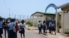 Des élèves devant une école le 12 mars 2015 à Libreville au Gabon (CELIA LEBUR / AFP).