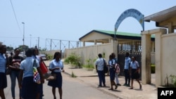 Des élèves devant une école le 12 mars 2015 à Libreville au Gabon (CELIA LEBUR / AFP).