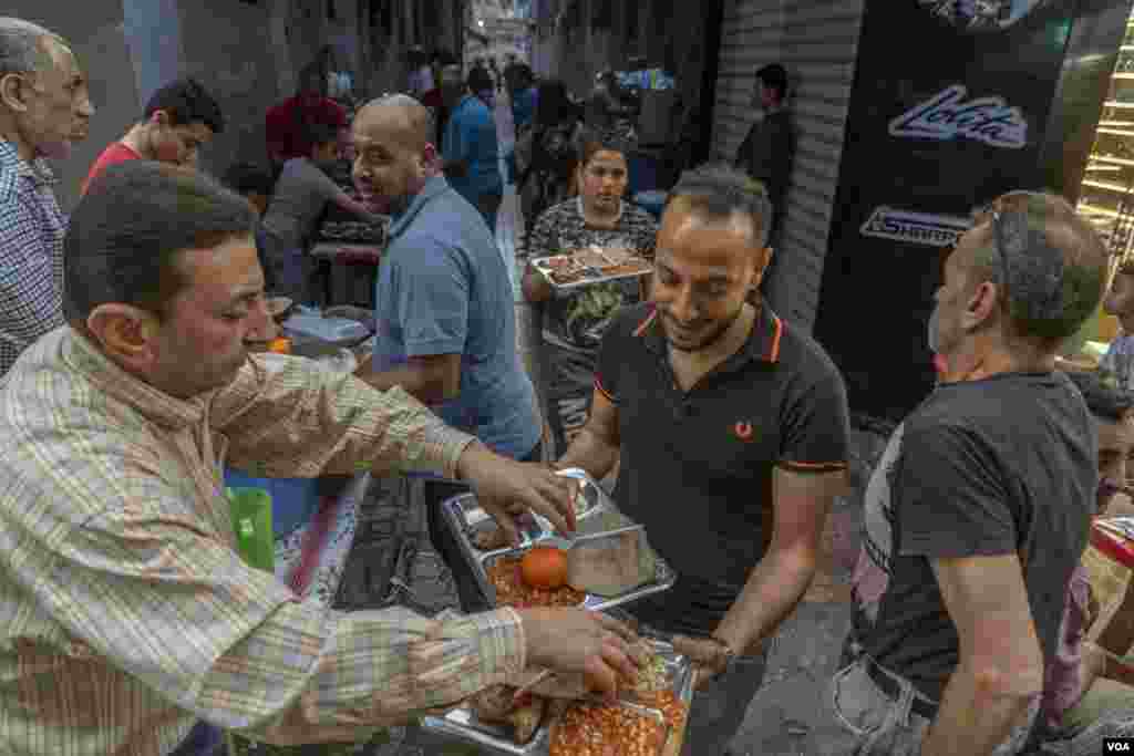 Charities now serve Ramadan meals to Egypt’s poor again, after being canceled for two years because of the coronavirus pandemic in Cairo on April 7, 2022. (Hamada Elrasam/VOA)