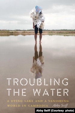 គម្របសៀវភៅ «Troubling the Water: A Dying Lake and A Vanishing World in Cambodia» ត្រូវបាននិពន្ធនិងរៀបរៀងឡើងដោយកញ្ញា Abby Seiff អ្នកកាសែតជនជាតិអាមេរិកាំង ដែលបានធ្វើការនៅប្រទេសកម្ពុជាជិត ១០ឆ្នាំ។