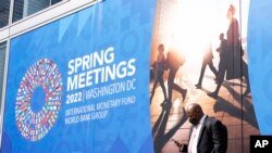 Seseorang berdiri di luar gedung Dana Moneter Internasional (IMF), pada hari pertama pertemuan Musim Semi Bank Dunia/IMF di Washington, Selasa, 19 April 2022. (AP/Jose Luis Magana)