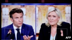 Le président-candidat français Emmanuel Macron et la candidate du Rassemblement national lors de leur débat télévisé le 20 avril 2021.