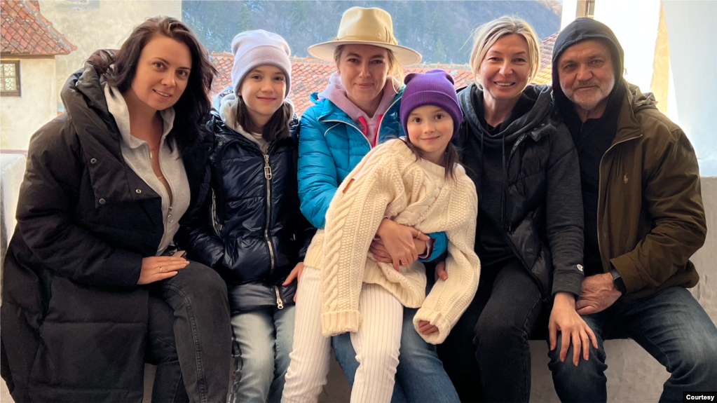 乌克兰女子戴安娜·雷克希尼亚(Diana Rekshnia，中) ，与三月逃离乌克兰的父母、嫂子及其两个女儿，在罗马尼亚布加勒斯特郊外的临时住处。(照片由本人提供，2022年3月)(photo:VOA)