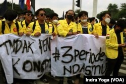 Mahasiswa yang berunjuk rasa di depan Patung Tugu Kuda, Monas, 21 April 2022, menolak wacana tiga periode pemerintahan Presiden Joko Widodo. (VOA/ Indra Yoga)