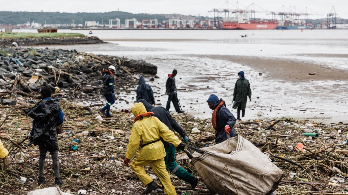 Floods forces SA to close beaches