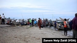 Quelques vendeurs de poissons aux abords du Lac Édouard en RDC, le 11 avril 2022. 