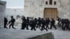 Polisi Israel memasuki kompleks Masjid al-Aqsa tempat mereka bentrok dengan pengunjuk rasa Palestina usai salat subuh di Kota Tua Yerusalem, Jumat, 22 April 2022. (Foto: AP)