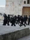 <strong>مسجدِ اقصٰی کے احاطے میں اسرائیلی پولیس اور فلسطینیوں کے درمیان جھڑپوں میں مزید دو درجن سے زائد فلسطینی زخمی ہو گئے ہیں۔</strong>
