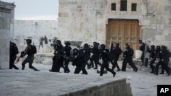 Polisi Israel memasuki kompleks Masjid al-Aqsa tempat mereka bentrok dengan pengunjuk rasa Palestina usai salat subuh di Kota Tua Yerusalem, Jumat, 22 April 2022. (Foto: AP)