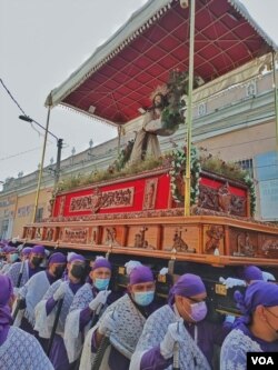 Costaleros llevan anda con la imagen del Nazareno en Vía Crucis de este viernes en las calles de Sonsonete, en el occidente de El Salvador (Foto Carlos Solano / cortesía)