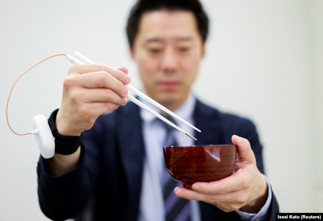 Sumpit yang dapat meningkatkan cita rasa makanan dengan gelombang stimulasi listrik di Tokyo, Jepang, 15 April 2022. (Foto: REUTERS)