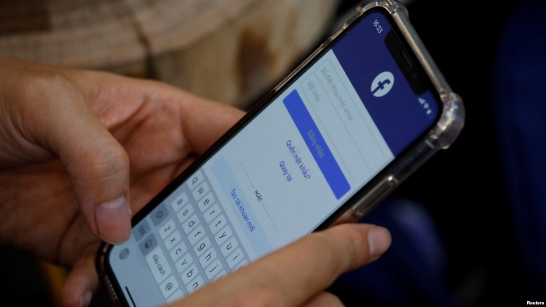 Một người truy cập vào Facebook ở Hà Nội.