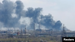 Smoke rises above a plant of Azovstal Iron and Steel Works company during Ukraine-Russia conflict in the southern port city of Mariupol, Apr. 20, 2022. 