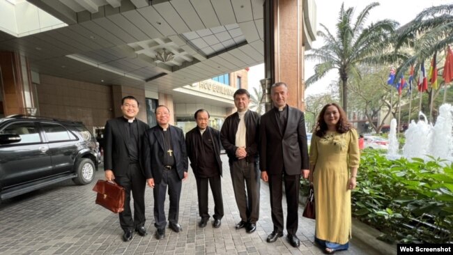 Từ trái sang: Linh mục Han Hyuntaek, Tổng Giám mục Vũ Văn Thiên, Linh mục Cao Minh Dung, Tổng giám mục Marek Zalewski, Thứ trưởng Ngoại giao Vatican Miroslaw Stanislaw Wachowski, và bà Đào Thị Đượm - Vụ phó Vụ Công giáo thuộc Ban Tôn giáo Chính phủ (ảnh chụp ngày 20/4/2022).