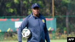 Kaba Diawara dirige un entraînement avant le match de la Guinée contre la Gambie lors de la CAN, Cameroun, le 23 janvier 2022.