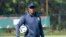 Kaba Diawara dirige un entraînement avant le match de la Guinée contre la Gambie lors de la CAN, Cameroun, le 23 janvier 2022.