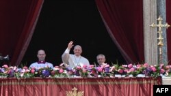 El papa Francisco saluda a la multitud reunida en la Plaza de San Pedro para su mensaje Urbi et Orbi el 17 de abril de 2022.