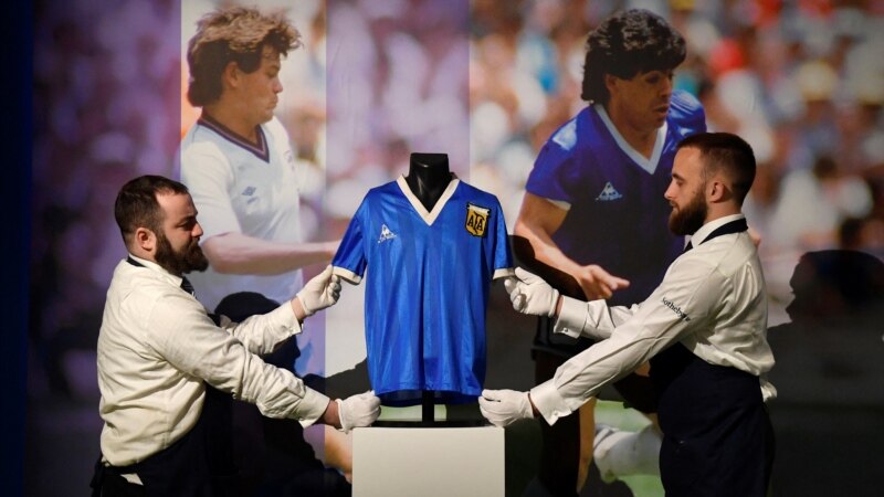 Un maillot de Maradona vendu à plus de 9 millions de dollars