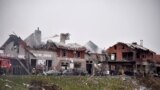 تلاش آتش‌نشانان برای اطفای حریق ناشی از حملات موشکی روسیه به لویو در شرق اوکراین. ١٨ آوریل ٢٠٢٢