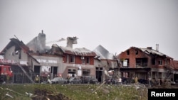 18일 우크라이나 서부 거점 도시 르비우 시내 공습 피해 현장을 소방대원들이 수습하고 있다. 