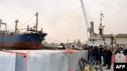 La ministre tunisienne de l'Environnement Leila Chikhaoui visite le port du sud-est du golfe de Gabès, après qu'un pétrolier transportant 750 tonnes de carburant diesel de l'Égypte à Malte a coulé au large des côtes, le 16 avril 2022.