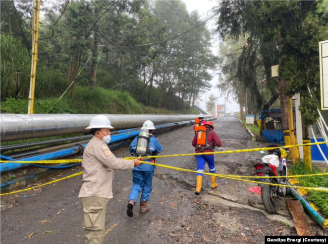 Petugas memeriksa lokasi kecelakaan kerja akibat gas beracun di kawasan yang dikelola PT Geodipa Energi. (Foto: Geodipa Energi)