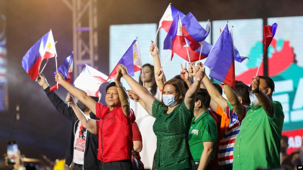 菲律宾总统候选人前参议员小马科斯和竞选搭档在马尼拉北部地区展开竞选活动（2022年2月8日）(photo:VOA)